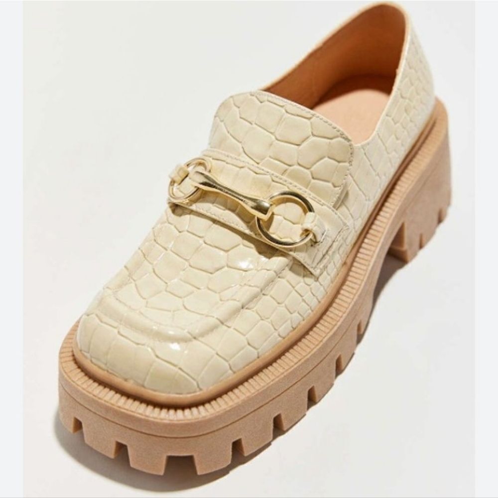 UO cream Lugged Croc Print Modern Chic Glam Hip Platform Loafer sz 8